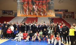 Vali Ünlüer, Voleybol Karşılaşmasını Tribünden Takip Etti