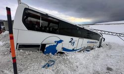 Van'da yolcu otobüsü kar küreme aracına çarptı
