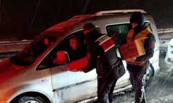 Yolda Mahsur Kalan Vatandaşlara Jandarmadan Yardım