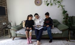 Protezle ayağa kalkan Fatma, azmiyle hem derslerinde hem piyanoda başarısını sürdürüyor