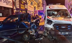 Adana'da ambulans park halindeki otomobile çarptı