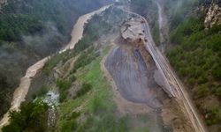 Adana'da Feke-Saimbeyli kara yolunda ulaşım heyelan nedeniyle tek yönlü sağlanıyor