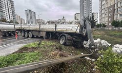 Adana'da kontrolden çıkan tır şarampole devrildi