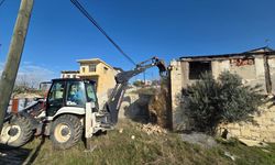 Akdeniz ilçesinde çökme riski olan metruk bina kontrollü yıkıldı