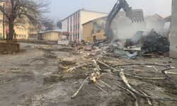 Aladağ'da depreme dayanıksız oldukları belirlenen 3 okulun yıkımına başlandı