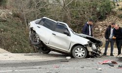 Antalya'da iki otomobil ile tırın çarpıştığı kazada 1 kişi öldü, 3 kişi yaralandı
