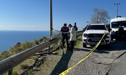 Antalya'da yol kenarında kadın cesedi bulundu