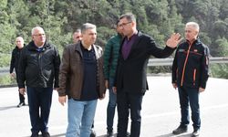Antalya'da Kumluca-Kemer kara yolu göçük ve heyelan nedeniyle kısmen ulaşıma kapatıldı