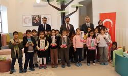 Hatay Valisi Masatlı, yeniden inşa edilen kütüphanede incelemelerde bulundu