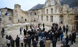 Hatay'da depremlerde hayatını kaybedenler için bir kısmı yıkılan kilisede ayin yapıldı