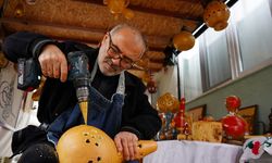 Isparta'da emekli öğretmen su kabağını sanata dönüştürüyor