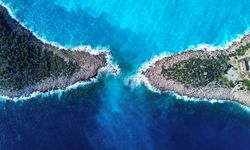 Kaputaş Plajı'nda yağışın etkisiyle denizin rengi mavinin farklı tonlarına dönüştü