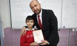 Kaş'ta öğrencinin Türk bayrağı hassasiyeti ödüllendirildi