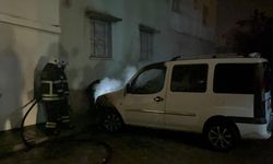 Kozan'da park halindeki hafif ticari araç yandı