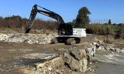 Mersin Akdeniz'de sağanaktan etkilenen alanlarda belediye ekipleri çalışmalarını sürdürüyor