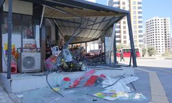 Mersin'de kaza yapan minibüsün iş yerine girmesi kamerada