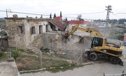 Mersin'in Akdeniz ilçesinde iki katlı metruk bina kontrollü yıkıldı