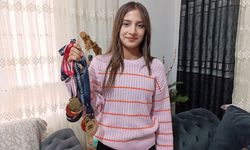 Sırıkla atlamada Türkiye rekoru kıran 13 yaşındaki Emine Elif çalışmalarının karşılığını aldı: