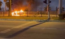 Alanya'da çarpışan araba alev topuna döndü