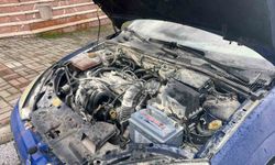 Alanya'da park halindeyken yanan otomobilin motor kısmında zarar oluştu