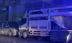 Genç kız, 4. kattan kamyonet kasasına düşüp ağır yaralandı