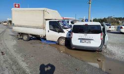 Manavgat'ta kamyonet ile çarpışan aracın sürücüsü yaralandı