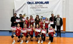 Çağlayancerit Ortaokulu Küçük Kız Voleybol Takımı Grup Şampiyonu Oldu