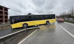 İETT otobüsü yol kenarındaki bariyere böyle çarptı