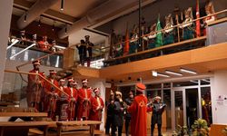 Düzce'de kütüphanede ders çalışan gençlerin 'mehter marşı' geleneğine sürpriz destek