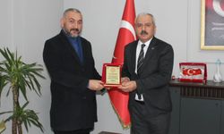 Elbistan’da Eğitime Katkı Sunan Sarı’ya Plaket Takdim Edildi
