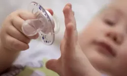 Emzik Seçiminde Kritik Uyarı: Bebeklerde Lateks Alerjisine Dikkat