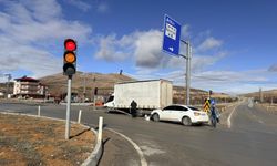 Erçene Kavşağında Kamyon ile Otomobil Çarpıştı