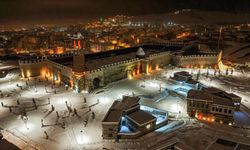 Erzurum'da tarihi yapılar beyaz örtüyle kaplandı