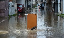 İzmir'de sağanak etkili: Bazı işyerlerini su bastı