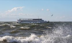 İzmir'de vapur seferleri hava ve deniz koşulları nedeniyle iptal edildi