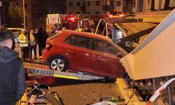 Kontrolden çıkan otomobil lokantaya daldı