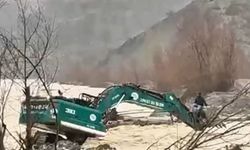 Mahsur Kalan Vatandaş İş Makinesiyle Kurtarıldı