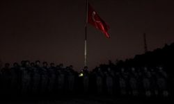 Mehmetçik'ten Deprem Şehitleri İçin Saygı Duruşu