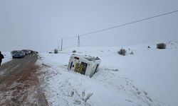 Sivas'ta öğrenci servisi devrildi: 10 yaralı