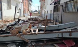 Şiddetli Fırtına Çatıları Uçurdu