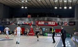 Yunan taraftarlar, Türk polisini ve Beşiktaş'ı hedef alarak hakaret içeren pankart açtı