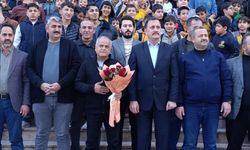 40 Yıllık Öğretmen Duygusal Törenle Emekliye Uğurlandı