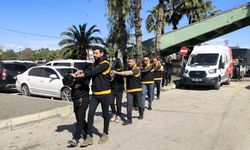 Adana'da denetimlerde 16 düzensiz göçmen ve farklı suçlardan aranan 2 zanlı yakalandı