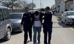 Adana'da hareket halindeki otomobilin direksiyonunu ayağıyla kontrol eden sürücü yakalandı