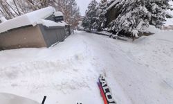 Adanalı genç diş hekiminin karla kaplı Erzurum sokaklarında snowboard keyfi