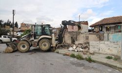 Akdeniz ilçesinde çökme riski olan metruk bina kontrollü yıkıldı