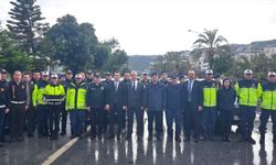 Alanya Kaymakamı Şakir Öner Öztürk, trafik denetiminde sürücülerle bayramlaştı