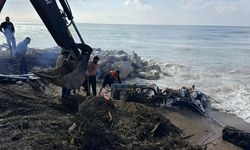 Antalya'da kayalıklara çarpan tekne parçalandı