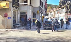 Burdur'da 3 araca ve bir iş yerine çarpan kamyonetin sürücüsü öldü
