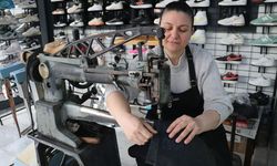 Eşine yardım için başladığı ayakkabı tamirciliğinde usta oldu